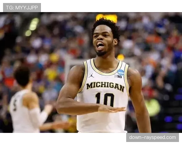 特写：梦想队新科状元赛后与家人相拥，首秀得到18分